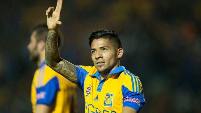 Aquino festeja su gol de antología con Tigres