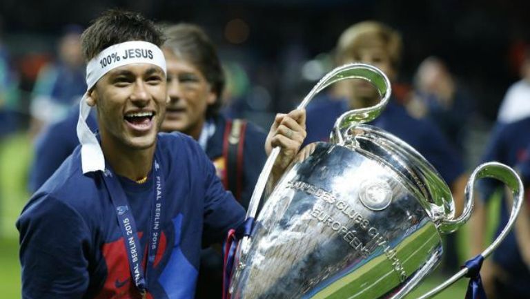 Neymar carga la copa de la Champions League