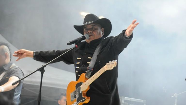 Lalo Tex realizando un concierto en la Ciudad de México