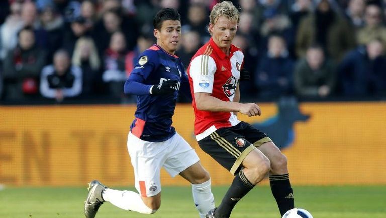 Héctor Moreno pelea un balón con Dirk Kuyt