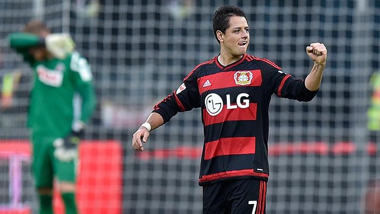 Chicharito festeja tras anotar con Bayer Leverkusen