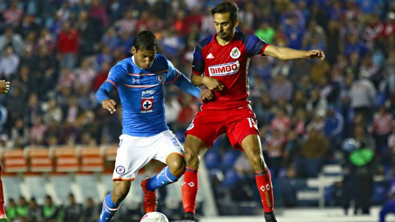 Raúl López peleando el balón con Joao Rojas