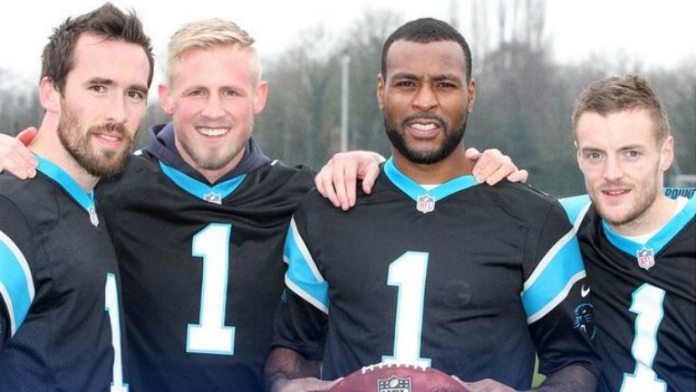 Jugadores del Leicester posan con los jerseys de Carolina