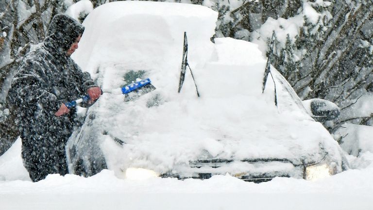 Auto bajo la nieve en Nueva York