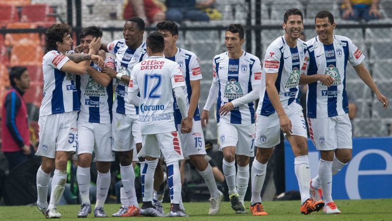 Jugadores del Pachuca festejan un gol contra el América 