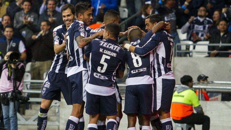 Jugadores de Monterrey festejan anotación de Carlos Sánchez