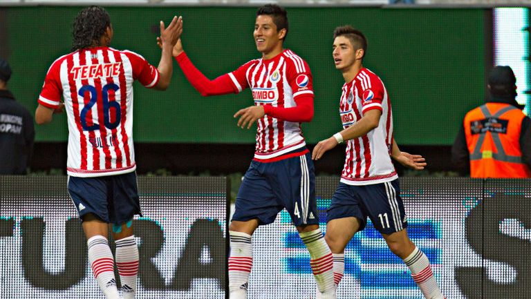 Jugadores de Chivas festejan una anotación contra Tigres