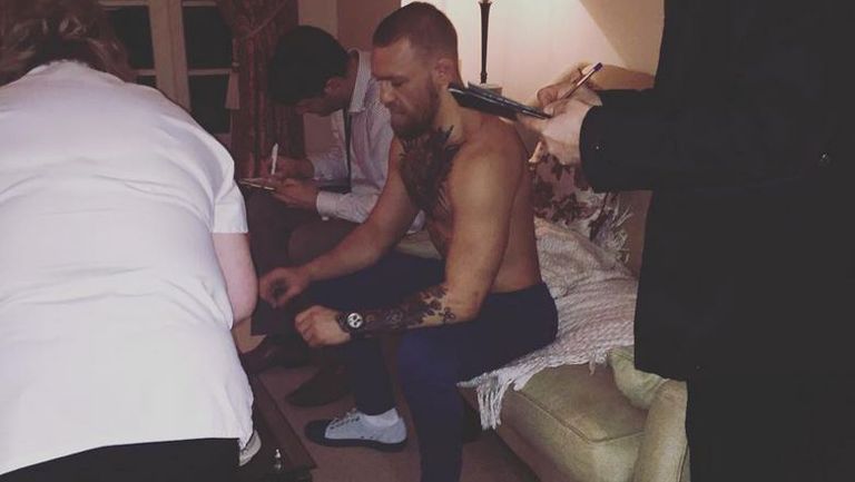 Conor McGregor es analizado en su casa