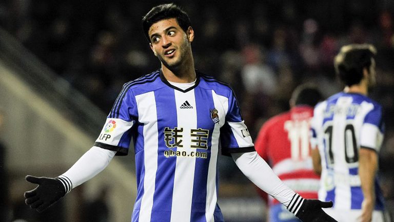 Carlos Vela disputa un balón en partido de la Real Sociedad