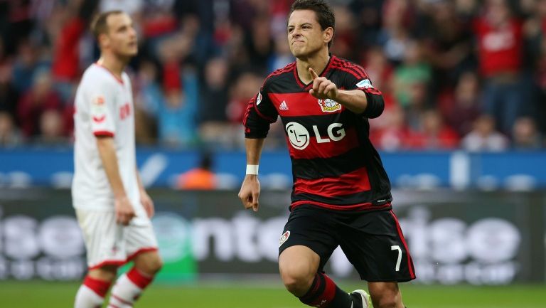 Chicharito festejando un tanto con el Leverkusen