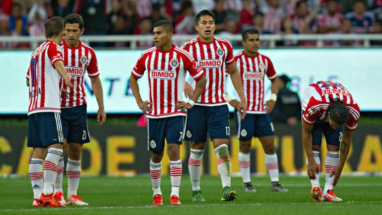 Jugadores de Chivas se lamentan tras empate por 2-2 contra Tigres