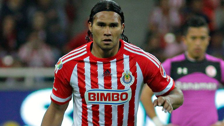 Gullit durante un partido con Chivas