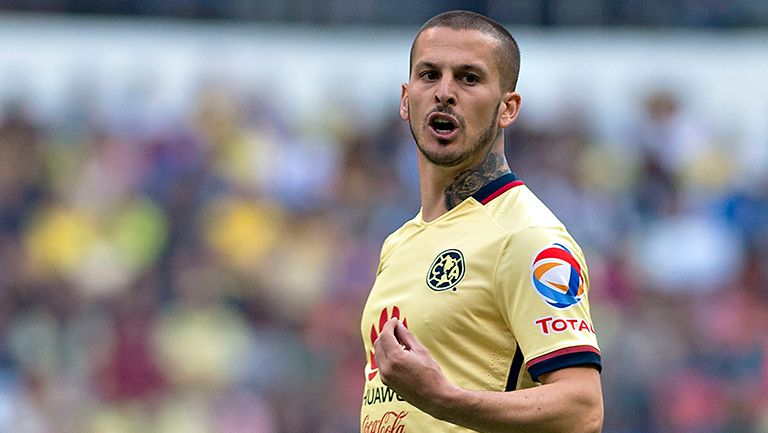 Darío Benedetto en un partido con América 