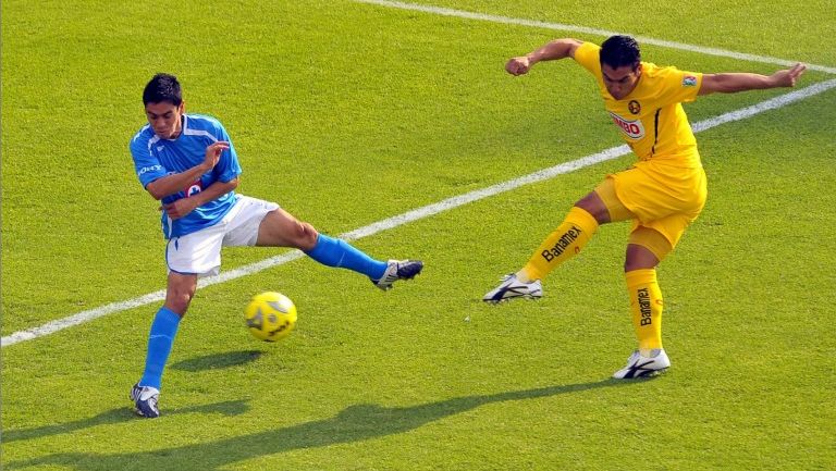 Cabañas saca un disparo en un partido frente a Cruz Azul