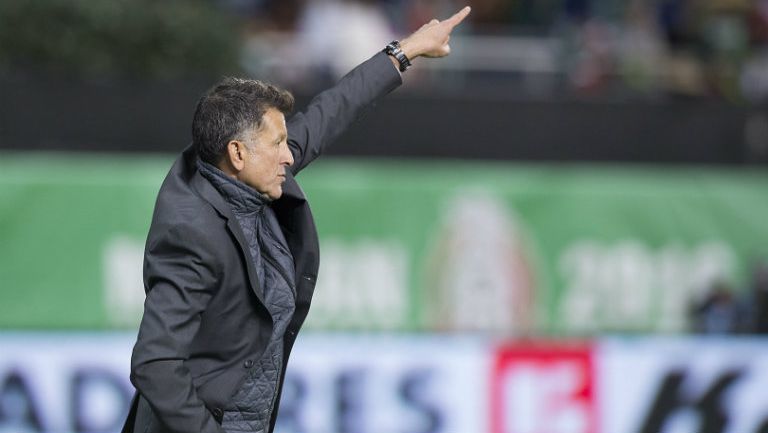 Juan Carlos Osorio da indicaciones en juego del Tri 