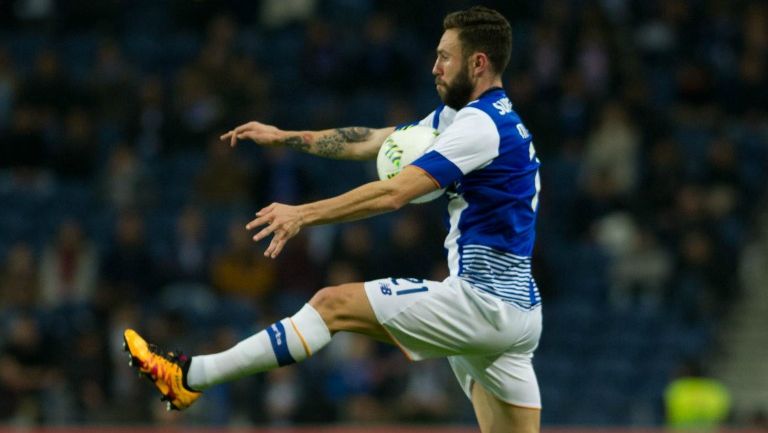 Layún controla el balón en un partido del Porto