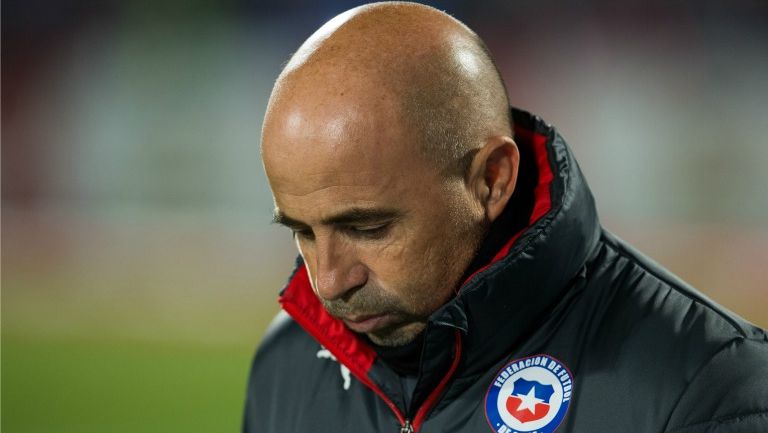 Jorge Sampaoli lamentando una acción con Chile