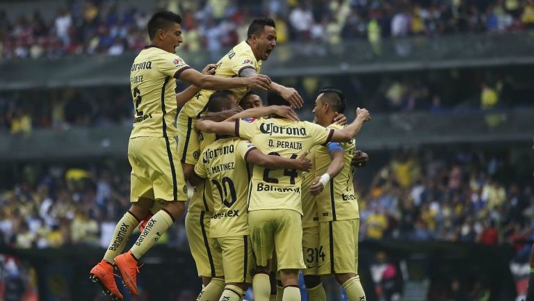 Jugadores de América festejan un gol 