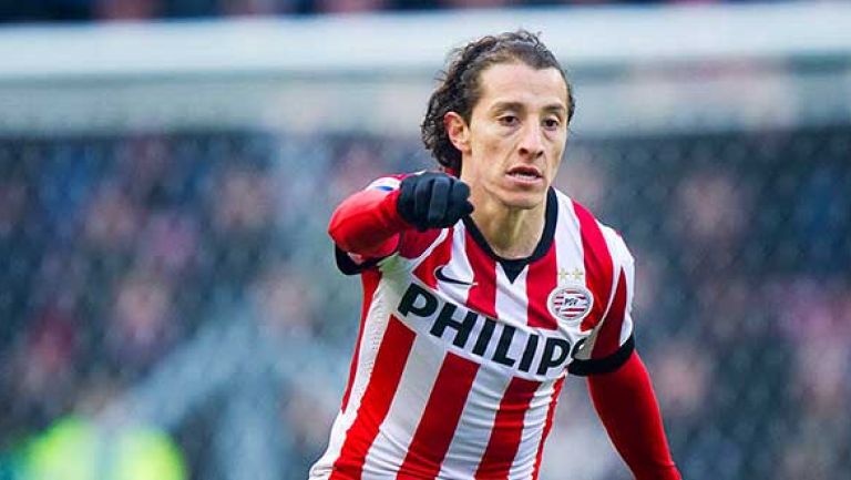 Guardado, en partido con el PSV