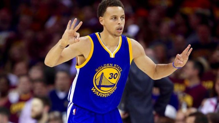 Curry festeja en un partido de los Warriors