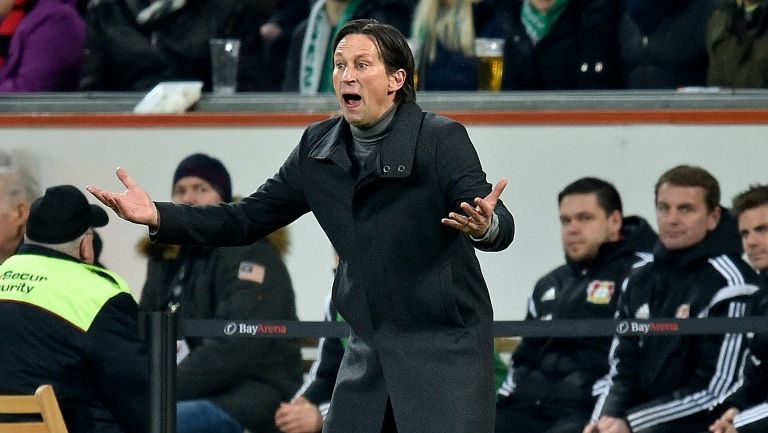 Roger Schmidt reclama en su zona técnica