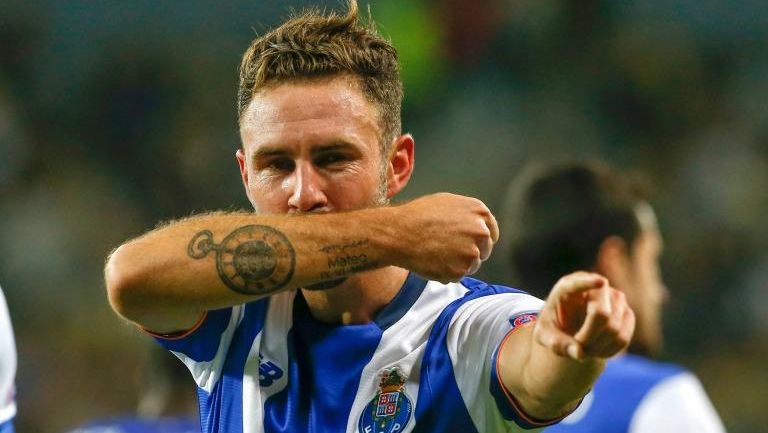 Miguel Layún festeja un gol con el Porto