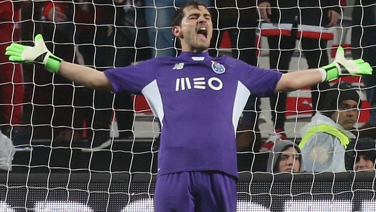 Iker Casillas grita en partido con el Porto