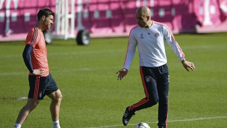 Xabi Alonso en entrenamiento con Pep Guardiola