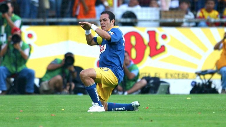 Cuauhtémoc Blanco festeja un gol