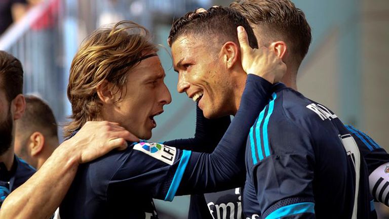 Cristiano festeja gol con Modric