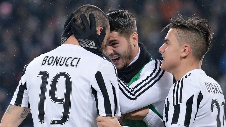 Bonucci, autor del primer gol, celebra con sus compañeros