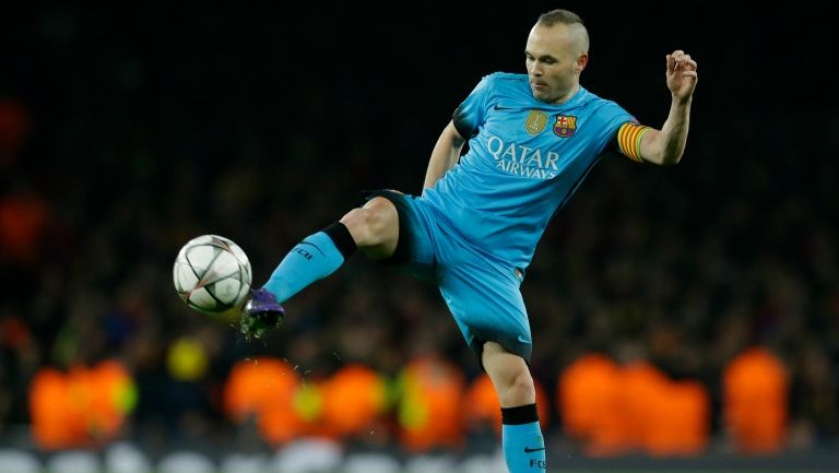 Iniesta, durante un partido de Champions con el Barça