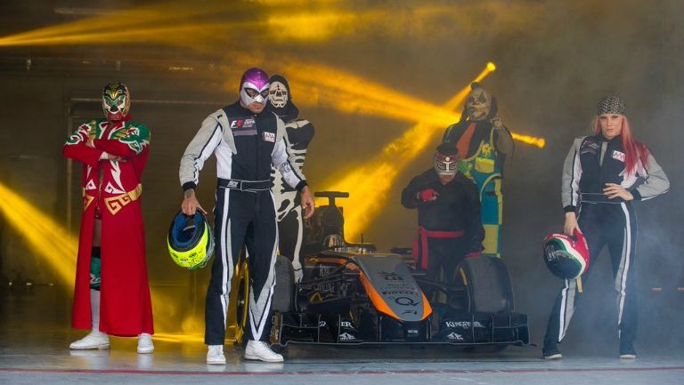 Los luchadores posan en el garage de Checo Pérez