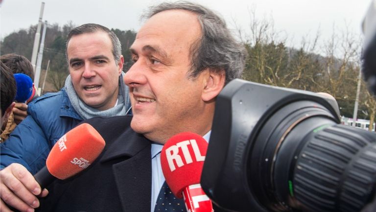 Platini es increpado por los medios