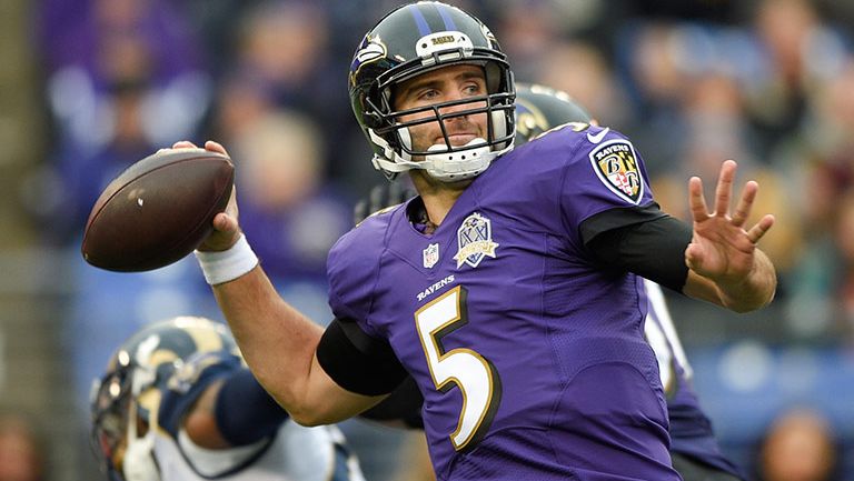 Flacco, a punto de lanzar un pase en duelo contra los Carneros