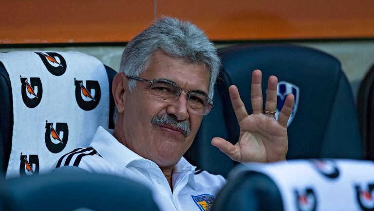 Ricardo Ferretti saluda previo al encuentro frente a Monterrey