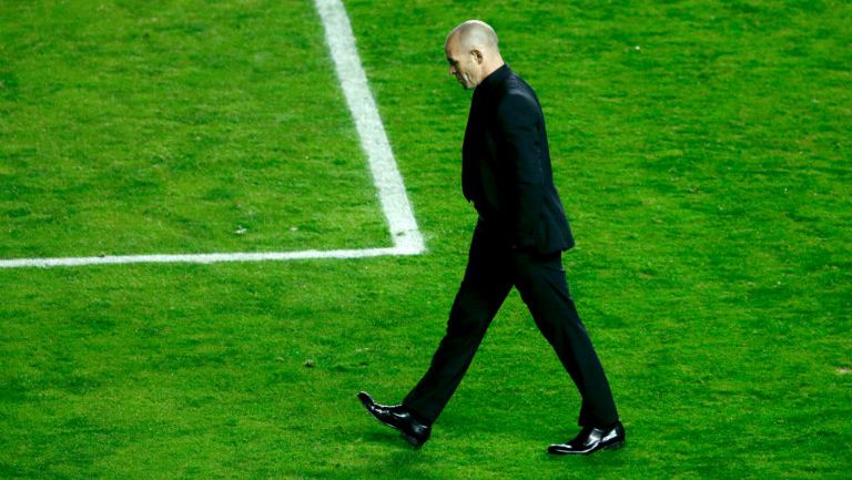 Paco Jémez abandona el campo luego de un partido de futbol