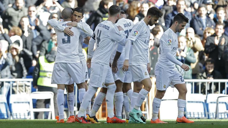 Jugadores del Real Madrid festejan una anotación