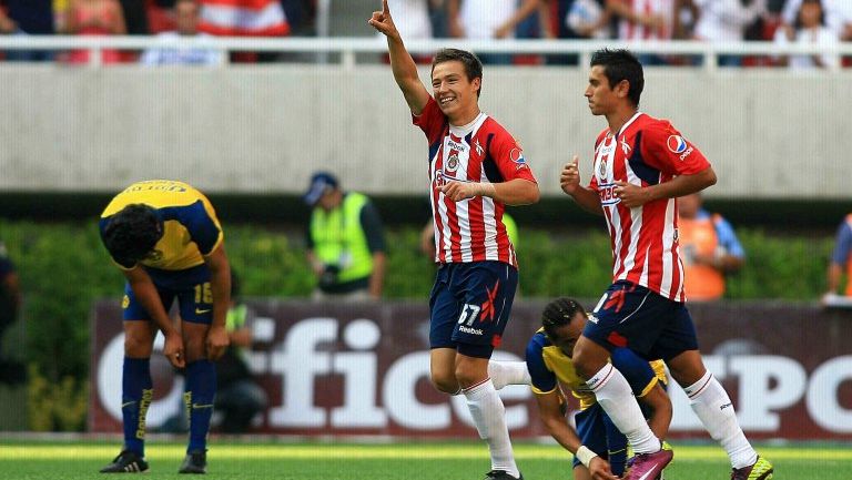 Cubo Torres festejando una anotación en el Clásico Nacional