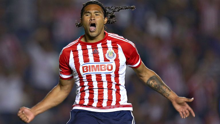 Gullit Peña celebra su último gol con Chivas