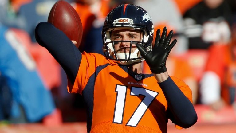 Brock Osweiler lanza pase en partido de Broncos