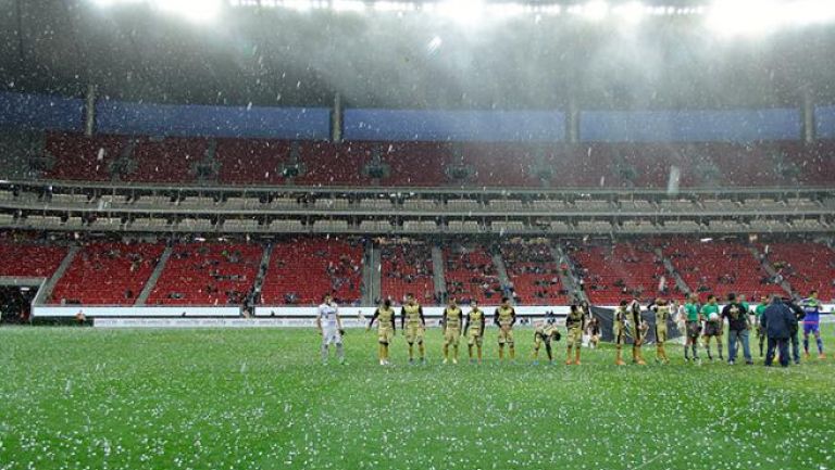 Así arrancó el duelo con la tormenta presente