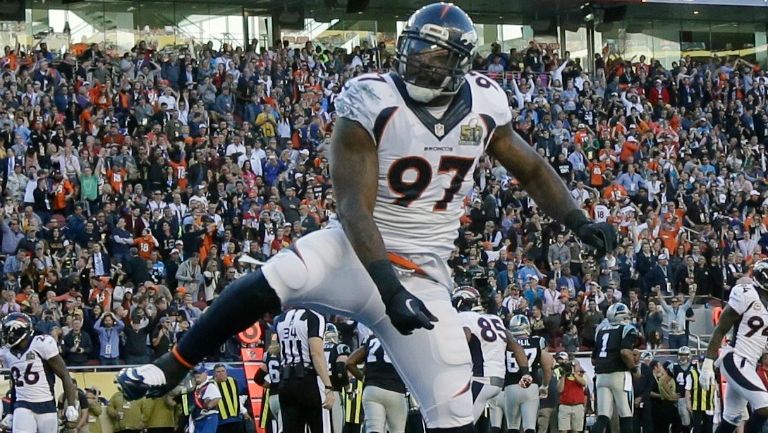 Malik Jackson festeja touchdown de Broncos en el Super Bowl 50