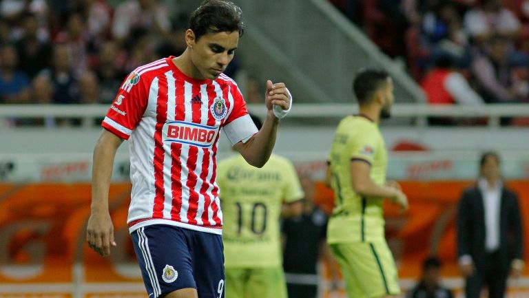 Omar Bravo lamentando una falla en el Clásico Nacional