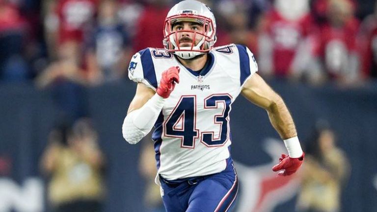 Nate Ebner corre durante una jugada con Nueva Inglaterra