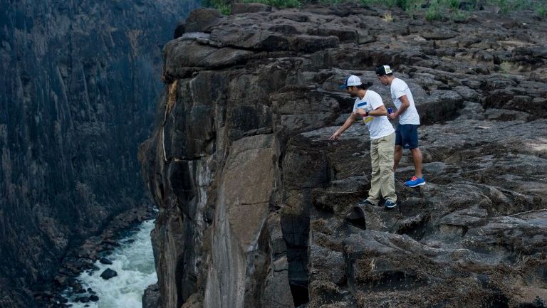 Orlando Duque y Jonathan Paredes observan Cataratas Victoria