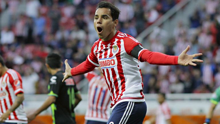 Omar Bravo festeja un gol con Chivas