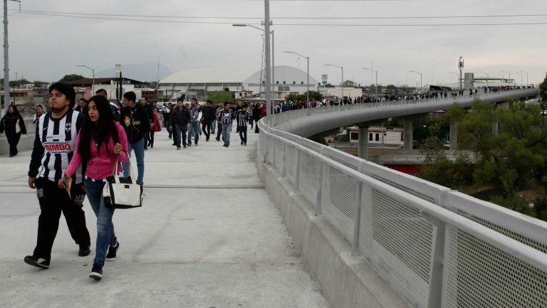 Aficionados de Rayados en el puente con rumbo al estadio