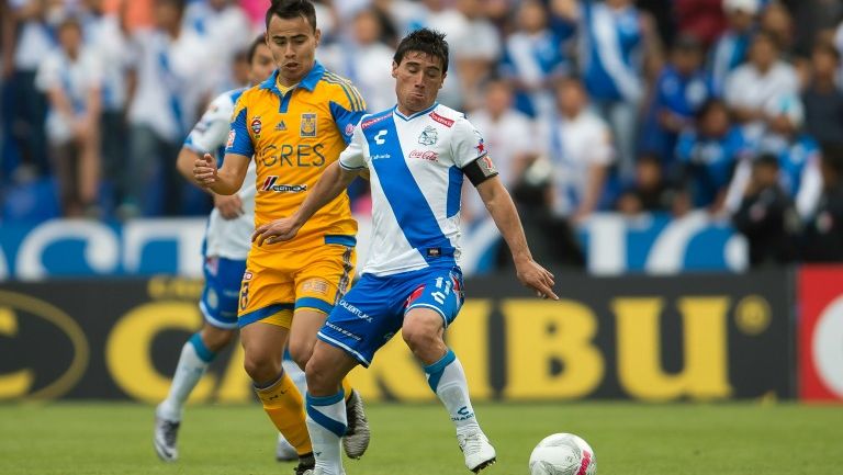 Zelarayán y Alustiza peleando por el balón 