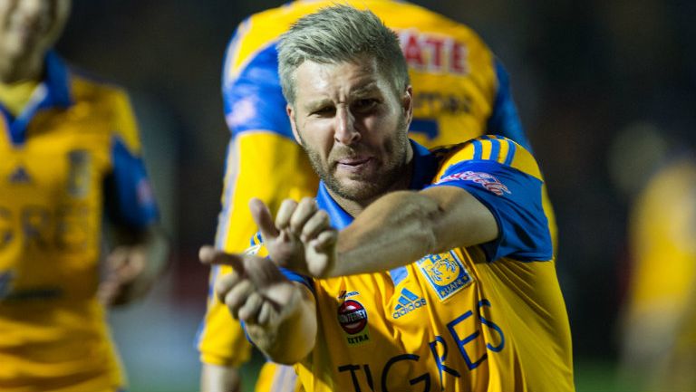 André-Pierre Gignac festeja como en Street Fighter